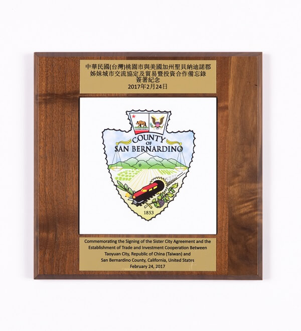 桃園市與美國聖貝納迪諾郡簽署姊妹城市紀念牌